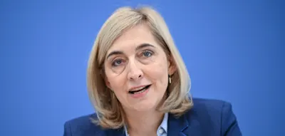 Warken verteidigt h&ouml;here Beitragsgrenze &ndash; Verbraucherzentrale mahnt Tempo bei Reform an