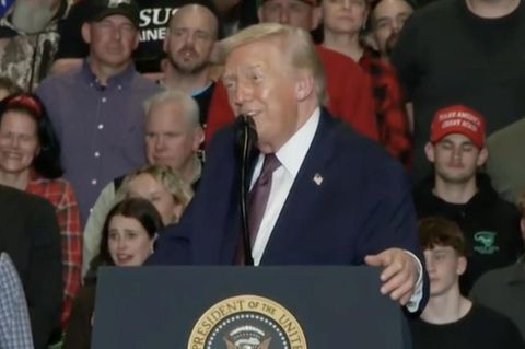 Donald Trump schweift in Rede ab &ndash; und verliert sich bei Melanias Dessous