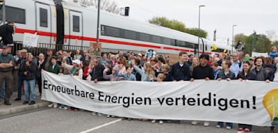 Umfrage zeigt tiefe Spaltung bei Energiewende &ndash; Mehrheit f&uuml;hlt sich durch Kosten stark belastet