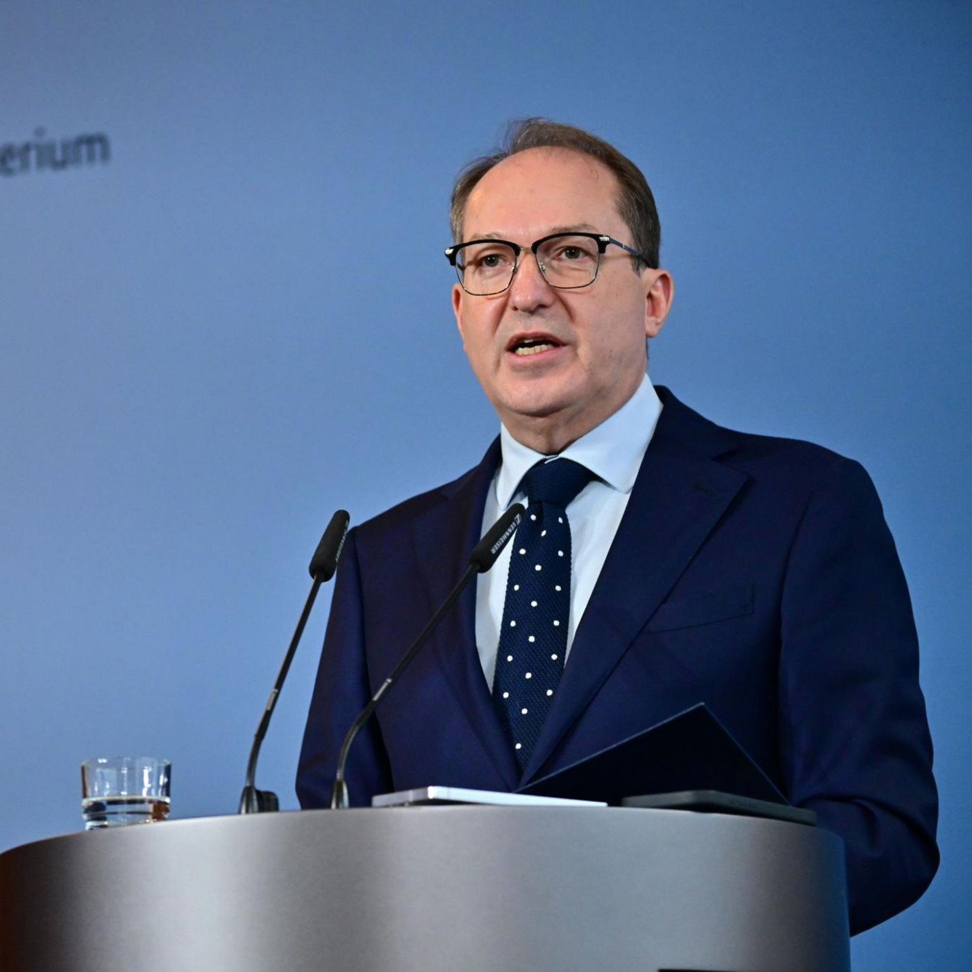 Keine Erh&ouml;hung: Dobrindt setzt bei Bundesbeamten den Rotstift an