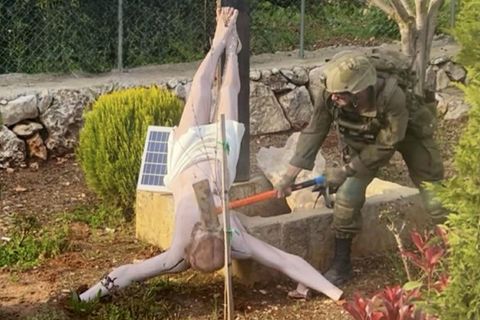 Wirbel um Foto: Israelischer Soldat schl&auml;gt auf Jesus-Figur ein