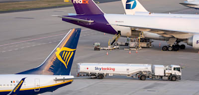 &bdquo;Dann muss man der Wirtschaft Vorzug vor Urlaubsfliegern geben&ldquo; &ndash; Streit um drohenden Kerosinmangel