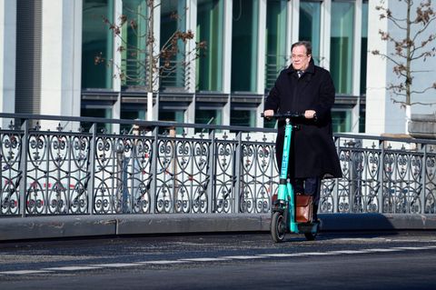 Armin Laschet verletzt sich bei E-Scooter-Unfall