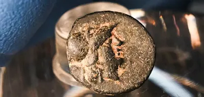 Sch&uuml;ler findet in Berlin eine Bronzem&uuml;nze aus dem antiken Griechenland