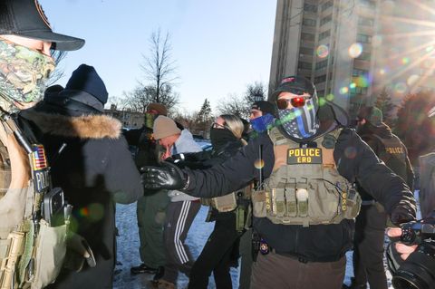 Aus Liebe reiste Marie-Th&eacute;r&egrave;se in die USA. Sie landete im ICE-Knast. Mit 86 Jahren