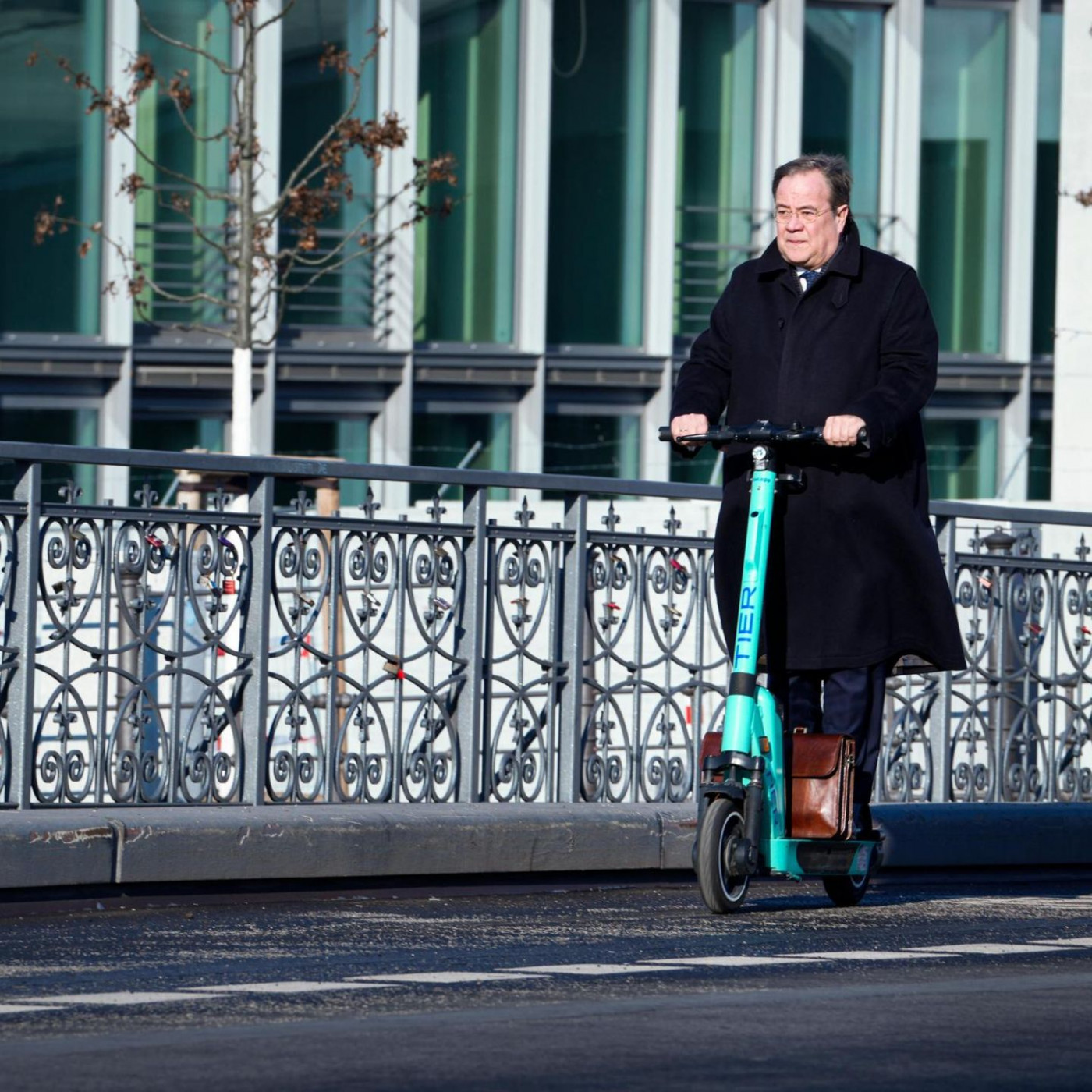 Zu schnell, zu sp&auml;t und jetzt ein Crash &ndash; Armin Laschets missliche Verkehrsbilanz