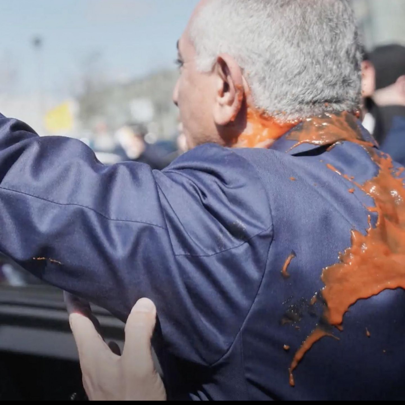 Iranischer Oppositionspolitiker Reza Pahlavi mit roter Fl&uuml;ssigkeit bespritzt