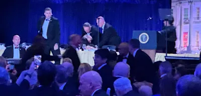 Trump nach Sch&uuml;ssen bei Korrespondentendinner in Sicherheit gebracht &ndash; Verd&auml;chtiger festgenommen