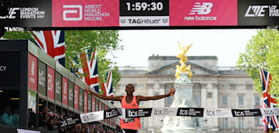 Erster Mensch l&auml;uft Marathon unter zwei Stunden