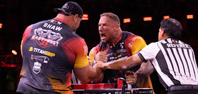 Zwei Arme, ein Tisch, ein Moment. Mehr braucht es nicht