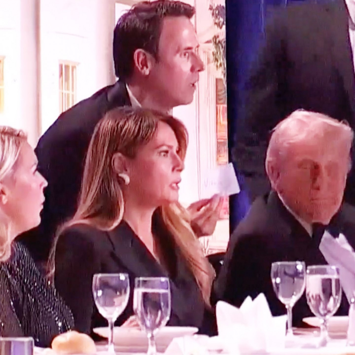 Als Sch&uuml;sse zu h&ouml;ren sind: Videos zeigen Reaktionen im Saal