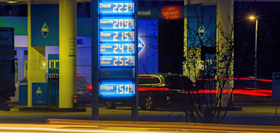 Spritpreise ziehen f&uuml;nf Tage in Folge sp&uuml;rbar an &ndash; Studie zeigt Scheitern von 12-Uhr-Regel