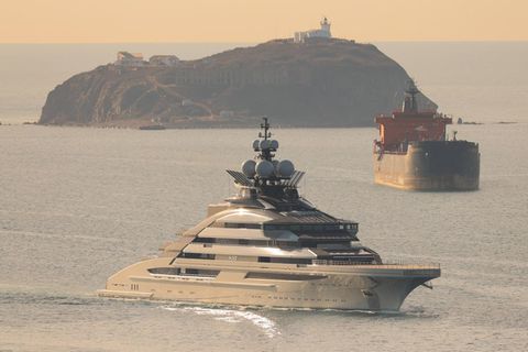 Russische Superyacht passiert die Stra&szlig;e von Hormus als g&auml;be es keinen Krieg