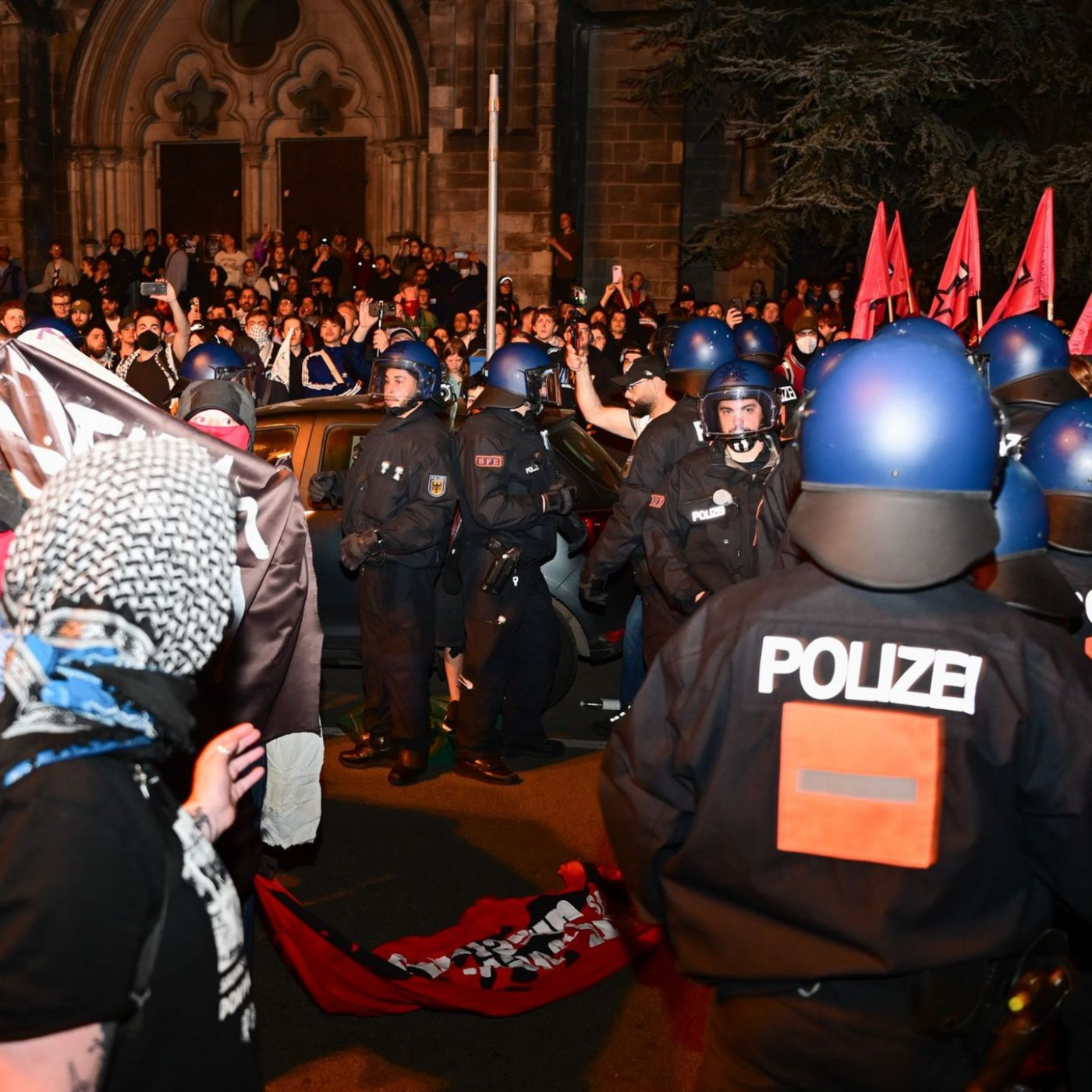 Angriffe auf Polizei tr&uuml;ben friedlichen 1. Mai in Berlin