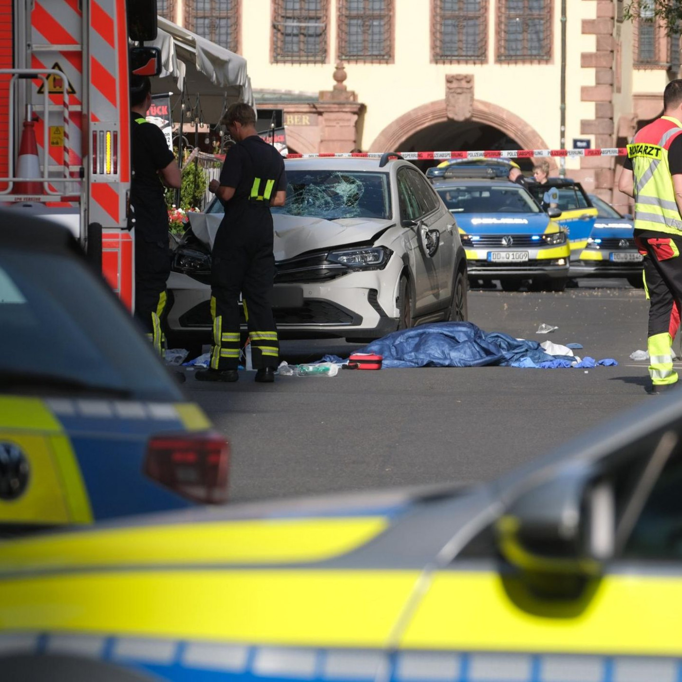 Auto f&auml;hrt in Menschengruppe in Leipziger Fu&szlig;g&auml;ngerzone &ndash; Verletzte und ein Toter