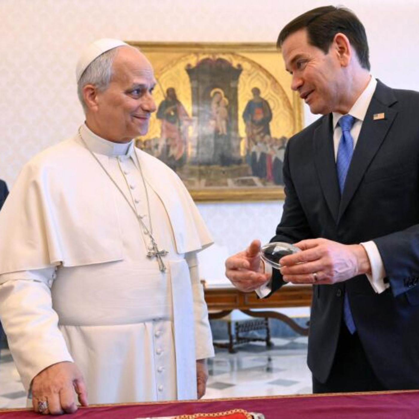 Marco Rubio schenkt Papst Leo einen Football. Der ist aber Baseball-Fan