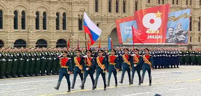 Putin nimmt Milit&auml;rparade ohne Panzer und Raketen ab &ndash; Emp&ouml;rung &uuml;ber Selenskyjs &bdquo;Genehmigung&ldquo;