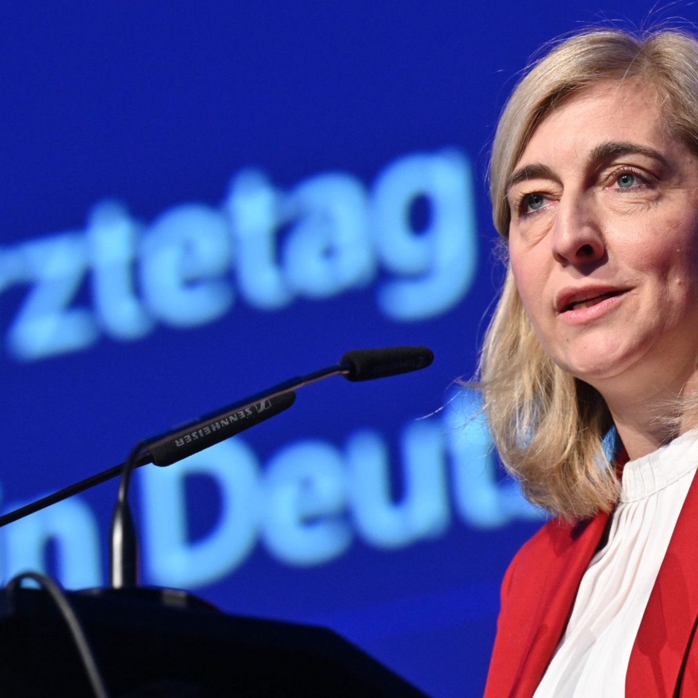 Warken verteidigt Sparpl&auml;ne gegen &Auml;rzte-Kritik