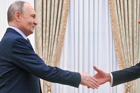 Angela Merkel k&ouml;nnte es mit Putin aufnehmen &ndash; aber nicht allein