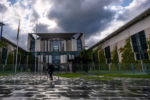 Koalition im Druck: Wirtschaft dr&auml;ngt - Merkel verteidigt