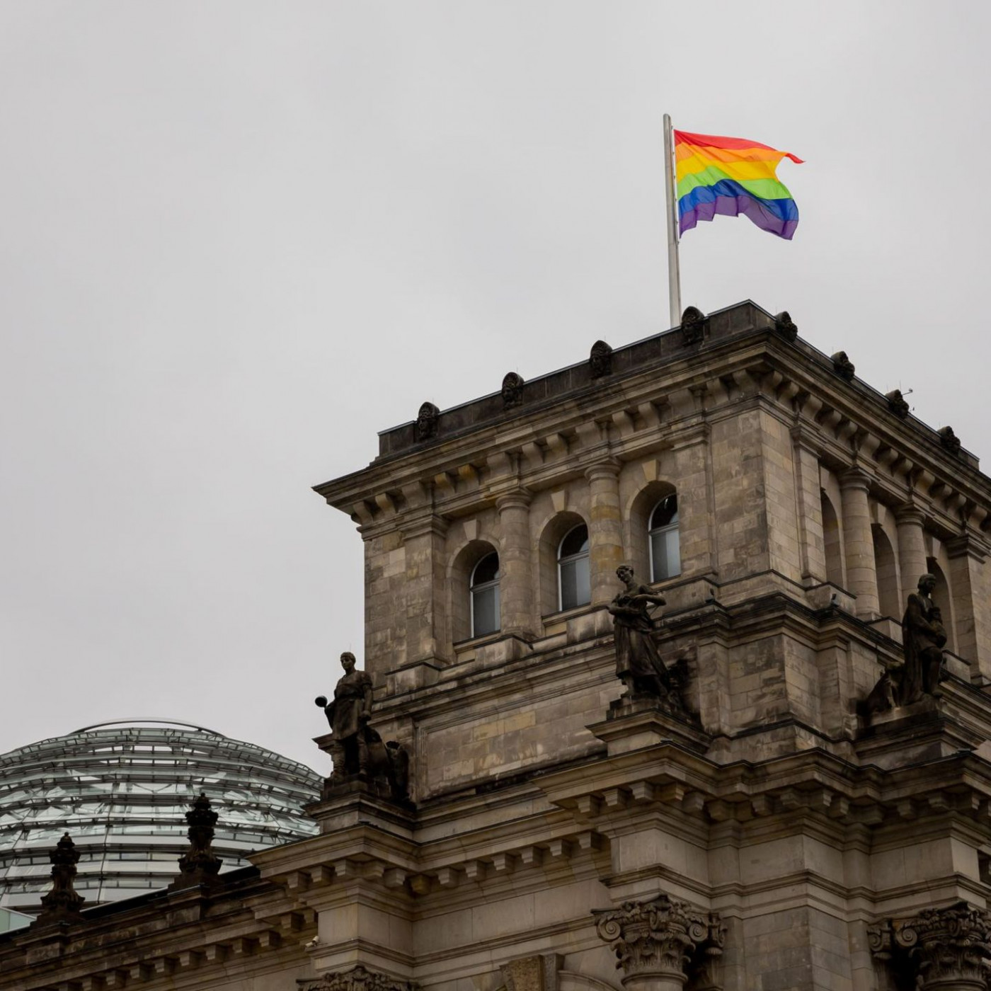 Julia Kl&ouml;ckner hisst die Regenbogenflagge - einmal im Jahr