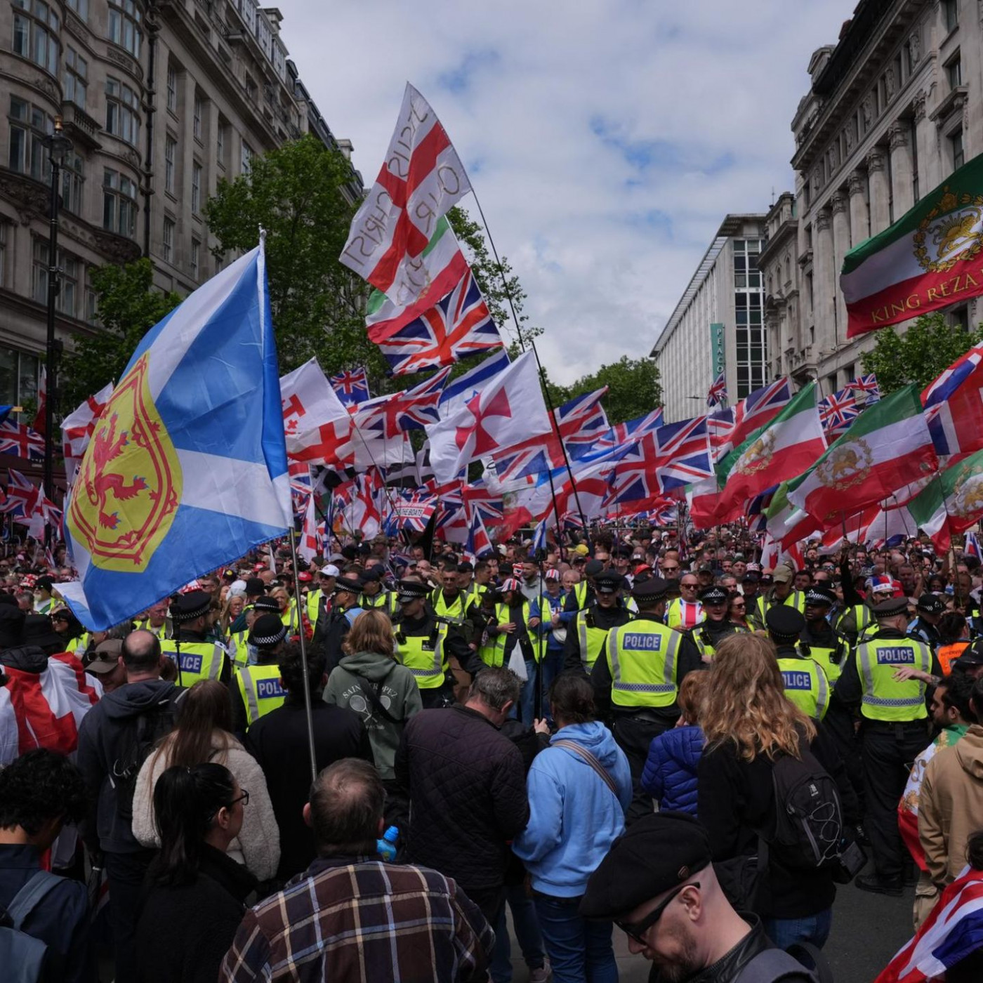 Zehntausende bei Demonstration von rechtsextremem Aktivisten in London