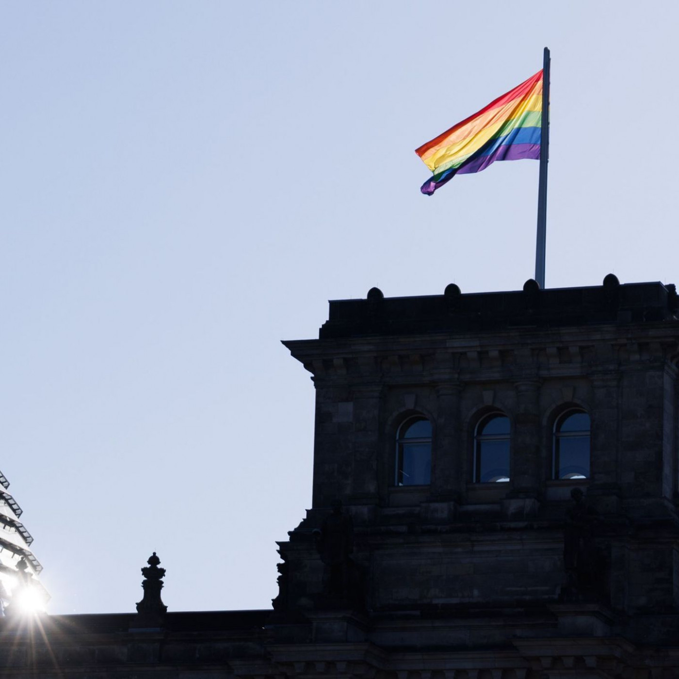 Regenbogenfahne &uuml;ber dem Reichstagsgeb&auml;ude