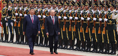Mit milit&auml;rischen Ehren empfangen &ndash; Putin zu Besuch bei Xi in China eingetroffen