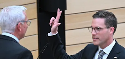 Landtagspr&auml;sident pfeift &bdquo;Herrn Minister Hagel&ldquo; zur&uuml;ck &ndash; Plenum bricht in Gel&auml;chter aus