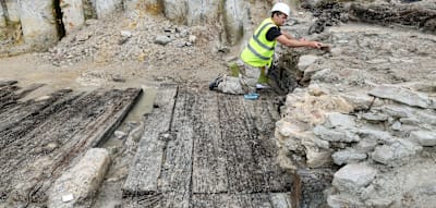 Acht Meter unter dem Mainufer tauchen 2400 Jahre alte Gem&auml;uer aus der Eisenzeit auf