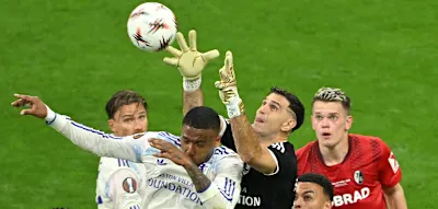 &bdquo;Flutschte immer in andere Richtung&ldquo; &ndash; Villas Torwart spielte mit gebrochenem Finger