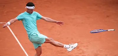 Per Volley tritt der w&uuml;tende Deutsche seinen Schl&auml;ger ins Publikum
