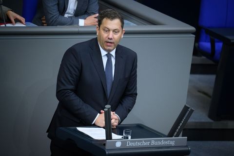 Klingbeil offen f&uuml;r Sparen mit Spahns "Rasenm&auml;her-Methode"