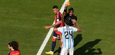 Das d&auml;mliche Foulspiel leitet Argentiniens Niederlage ein