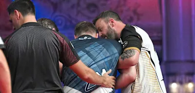 Pl&ouml;tzlich taumelt er auf der B&uuml;hne &ndash; Darts-Profi muss aufgeben