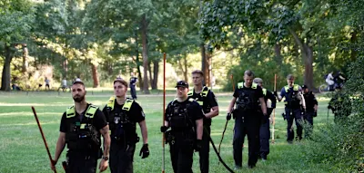 Polizei durchk&auml;mmt Tiergarten auf der Suche nach der Tatwaffe