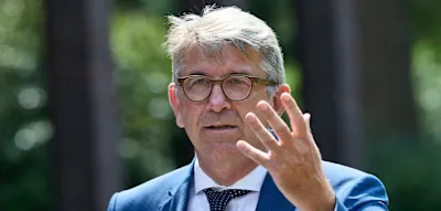 &bdquo;In direkter Kontinuit&auml;t der Nazis&ldquo; &ndash; Weimer sieht sich selbst als &bdquo;Kulturk&auml;mpfer gegen die AfD&ldquo;