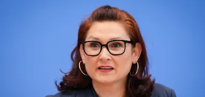Schutz f&uuml;r queere Menschen ins Grundgesetz &ndash; Ataman fordert Bundestagsabstimmung