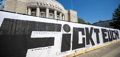 &bdquo;Fickt euch!&ldquo;-Banner vor Volksb&uuml;hne &ndash; Linke und Gr&uuml;ne emp&ouml;rt &uuml;ber Absage von Schwimm-Event