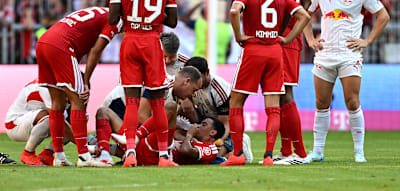 Bayern-Star sackt zu Boden &ndash; Notarzt st&uuml;rmt zu Musiala auf den Platz