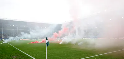Pyros, Platzsturm, Polizei &ndash; Derby zwischen Kaiserslautern und Mannheim eskaliert
