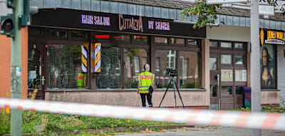 Sch&uuml;tzen durchl&ouml;chern Scheibe von Friseursalon eines Rap-Stars