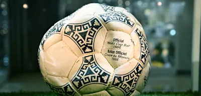 Von Maradonas Fu&szlig; gek&uuml;sst und der Hand Gottes gestreichelt &ndash; Ball bringt Millionen-Erl&ouml;s