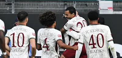 Augsburg &uuml;berrollt Frankfurt und st&uuml;rmt an die Tabellenspitze