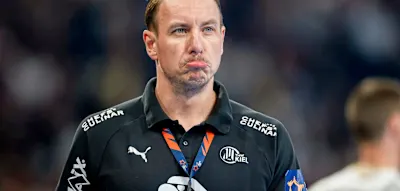 Gefeiert trotz Entlassung &ndash; Ehefrau h&auml;lt emotionale Rede f&uuml;r Kiels Trainerlegende