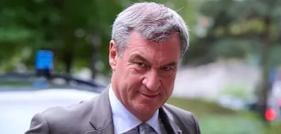 S&ouml;der erkl&auml;rt &bdquo;Brandmauer&ldquo; f&uuml;r gescheitert &ndash;&nbsp;und bringt einen &bdquo;Schutzwall&ldquo; ins Spiel