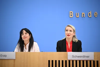 Bundesregierung bezeichnet sich als &bdquo;arbeitsf&auml;hig&ldquo; &ndash; &bdquo;CDU als Volkspartei abgel&ouml;st&ldquo;, sagt Weidel