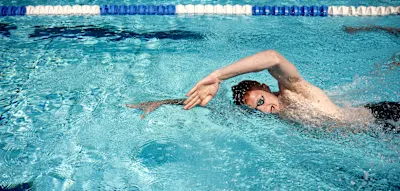 So vermeiden Sie Schulterprobleme im Wasser