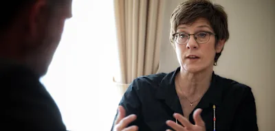 Kramp-Karrenbauer sieht die AfD eine &bdquo;Leimspur legen&ldquo;