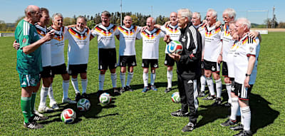 Boom um die Fu&szlig;ball-Rentner &ndash; &bdquo;Gl&uuml;cksgriff, dass wir einen Orthop&auml;den im Team haben&ldquo;